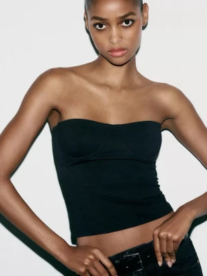 Zara fest topp - Helt ny bandeau topp från Zara, lapparna är fortfarande på. Säljer då den tyvär inte passade mig🩷 Den är helt slutsåld och nypris är 229 men jag säljer för endast 150kr