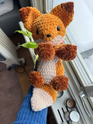 Virkad guldig räv - Virkad guldig räv med beige och bruna detaljer.💛 !Dessa innehåller säkerhetsögon som inte rekommenderas för barn under 3 år! 