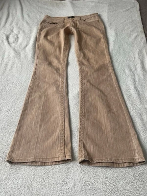Beige utsvängda Roberto Cavalli jeans  - Storlek M men passar som S på mig. Innerbensländen är 78cm, midjemåttet 40cm och grenhöjden 19cm. Inga defekter, för mer bilder/info skriv💕