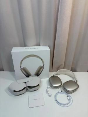 Apple AirPods Max - Snygga och moderna over-ear hörlurar från Apple i färgen silver. AirPods Max har en stilren design med aluminiumkåpor, meshbygel och mjuka öronkuddar. Levereras med originalfodral, laddkabel och adapter. Perfekta för musik, film och samtal. Kontakta privat för fler bilder. Pris kan diskuteras❗️
