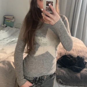 Fin stickad boatneck XS-S - Säljer en grå stickad tröja med stor vit stjärna på bröstet. Tröjan har boatneck-urringning och långa ärmar. Mjukt och skönt material i bra kvalitet. Fungerar både för XS och S. Nästan aldrig använd och i mycket bra skick. Perfekt stickad till våren!💕🌷