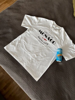 Vit Monaco T-shirt - Snygg Monaco T-shirt som passar bra till alla sommar outfits! Den är oanvänd och vi skickar samma vecka! 
