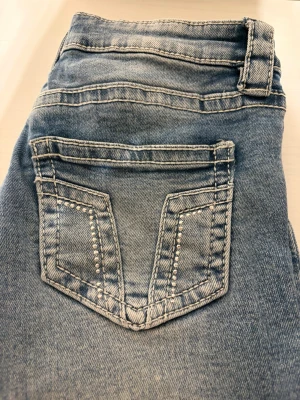 blåa jeans från gina young - blåa jeans från gina young! jeansen har blivit slitna längst ner då dom är för långa så jag har trampat på dom sen finns det även ett hål längst ner på byxorna (bild 4) 