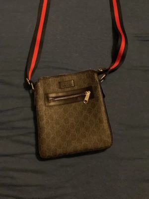 Gucci Väska - Säljer min Gucci väska då jag har ingen användning för den längre, den är väldigt bra skick då jag knappt använt den.