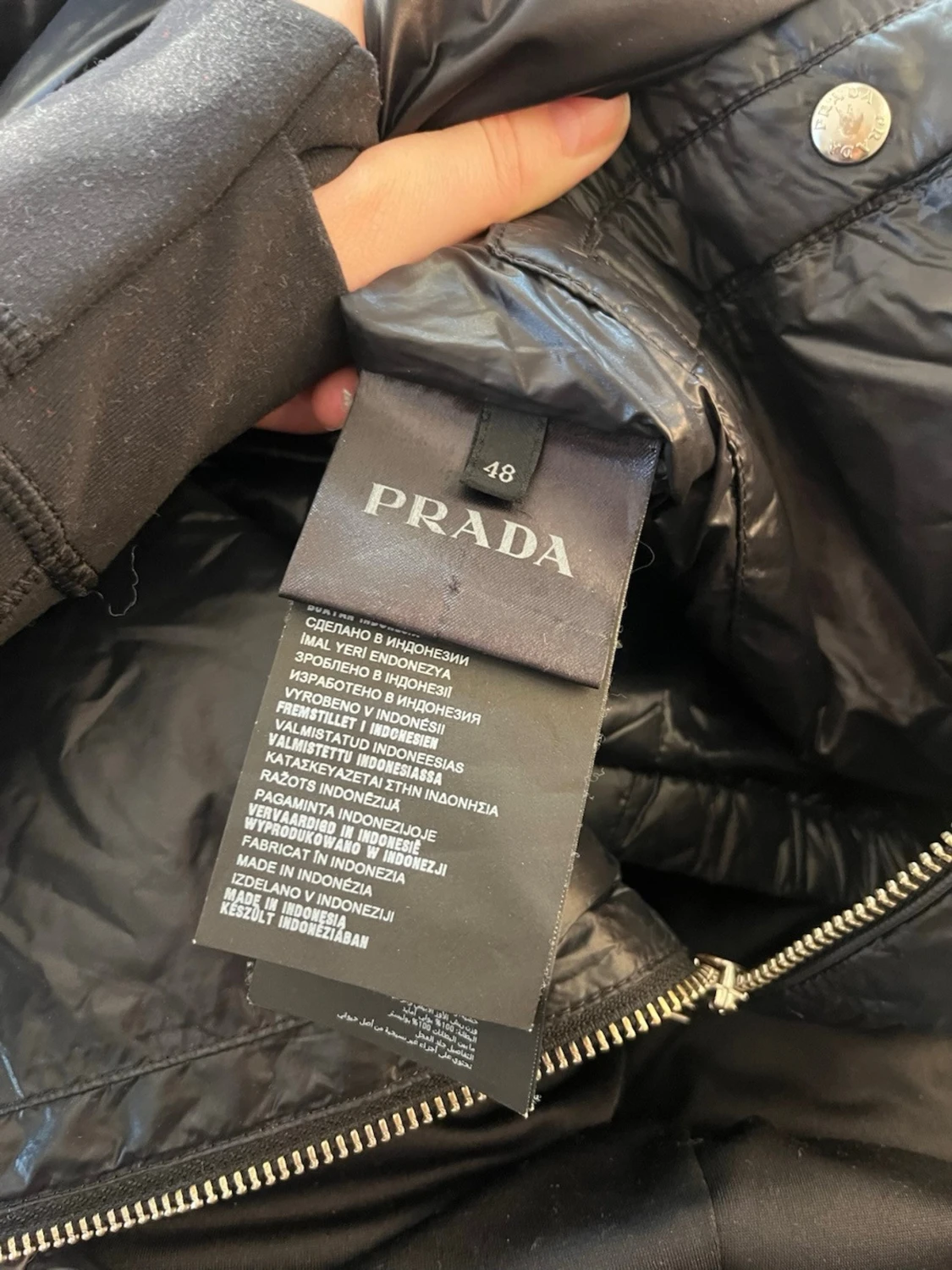 Svart dunjacka från Prada - 2