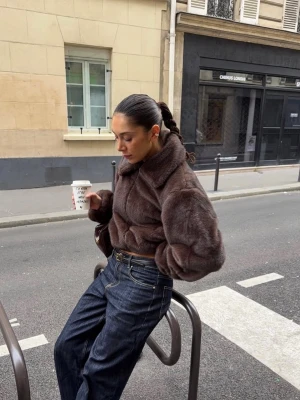 Brown faux fur Gina Tricot jacket  - Mysig brun pälsjacka med bred krage och puffig passform. Jackan har en kortare modell och stängs framtill. Perfekt för kalla dagar när du vill vara både varm och snygg.