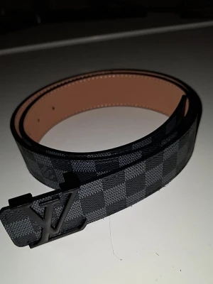 Svart rutigt bälte med svart spänne - Svart rutigt bälte med svart spänne