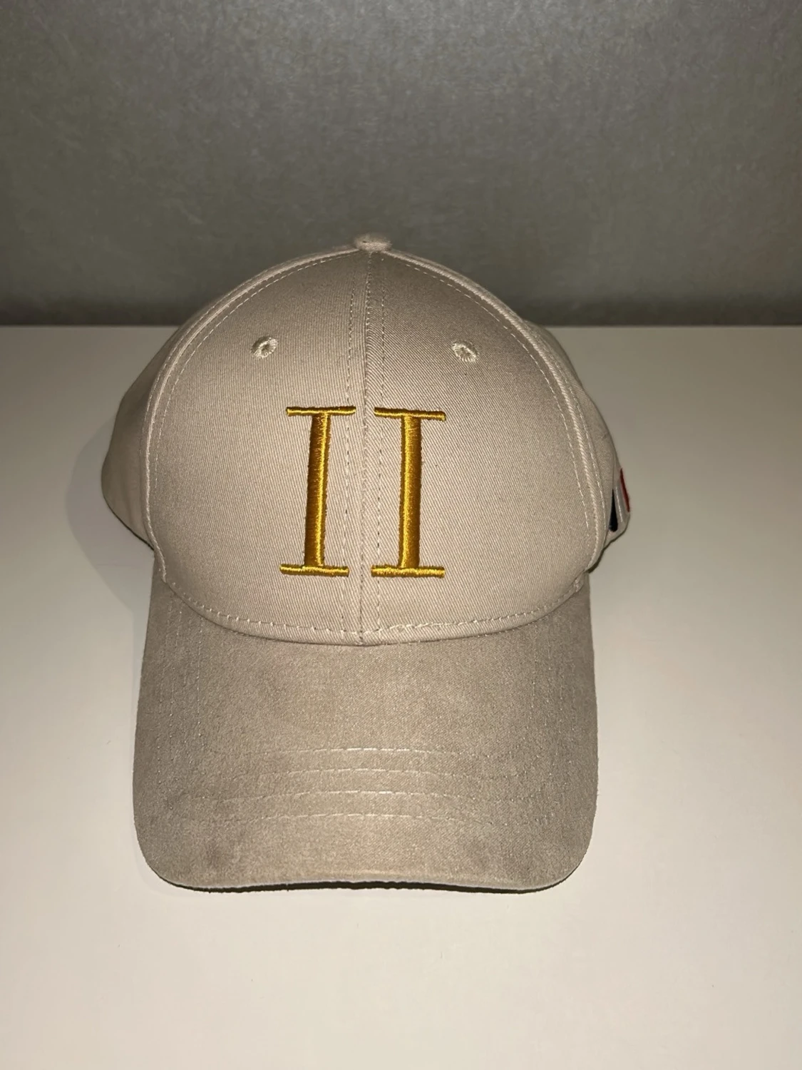 Beige keps med gul brodyr II