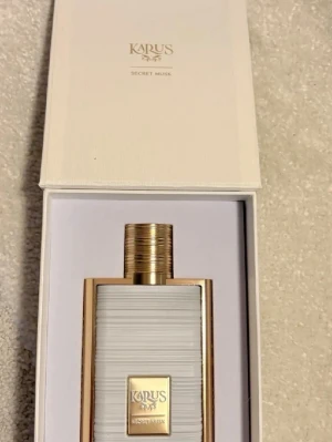 Khadlaj Karus Secret Musk Eau de  Parfym - Khadlaj Karus Secret Musk . Eau de parfum. En doft för den som söker något speciellt. Ca 80% kvar