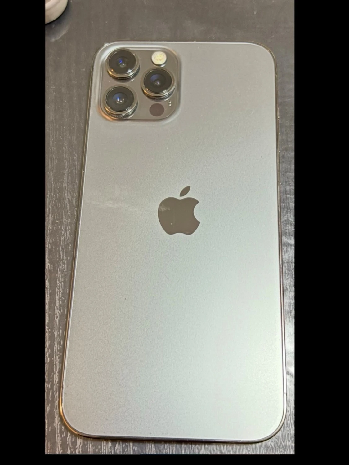 Silverfärgad iPhone 12 pro max