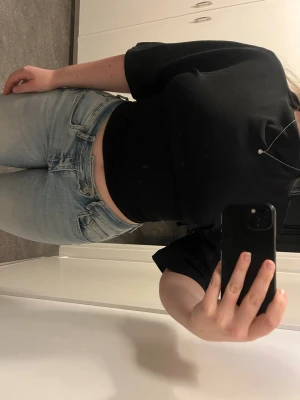 Svart topp med knyt i ryggen - Säljer en svart croppad topp med snygg knytning i ryggen och halvlånga ärmar. 