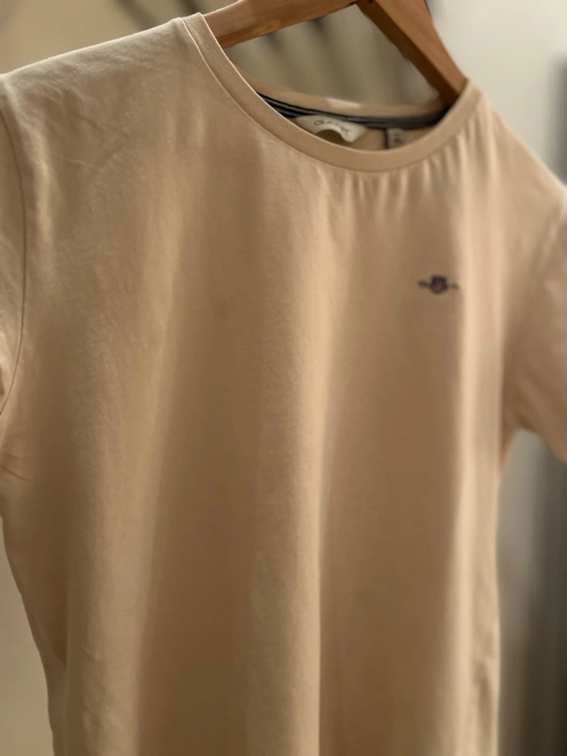 Beige t-shirt med liten gant loga  - 3