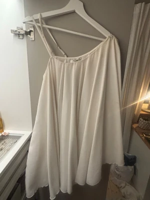 One shoulder klänning - Skitcool vit one shoulder klänning från NA-KD. Perfekt till studenten eller sommarn. Strl 