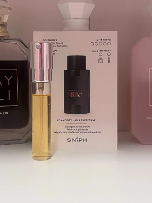 Commodity Milk+ EdP 8ml - En 8 ml Eau de Parfum från Commodity, doften Milk+ Expressive. Kommer i en smidig glasflaska med silverfärgad spraykork. Doften har noter av mjölk, marshmallow, rostad tonkaböna och trä, vilket ger en varm och mysig känsla. Perfekt för vanilj älskare!!! Endast testad❤️KÖPT FRÅN SNIPH