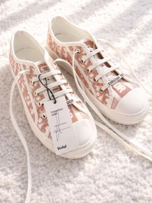 Dior walk skor dam  - Säljer mina dior walk skor som jag köpte från vinted ! Fraktar samma dag som köp eller kan mötas i Stockholm . Storlek 39 true to size 