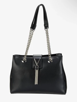 Valentino väska med kedjehandtag - Snygg svart väska från Valentino med silverfärgade kedjehandtag och dekorativ V-detalj framtill. Väskan har en elegant tofs i metall och är tillverkad i skinnliknande material. Perfekt accessoar för att lyfta din outfit. Köpt från Valentino, använts ett par gånger 🖤