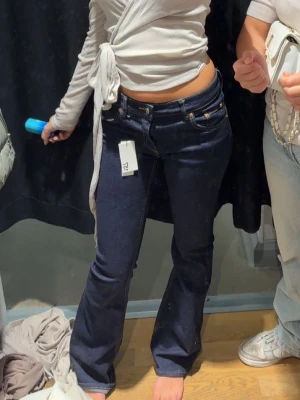 Mörkblå lågmidjade jeans  - Säljer ni dessa så snygga mörkblå jeans från lager 157. Använt ca 2-3 gånger. Inga defekter! 