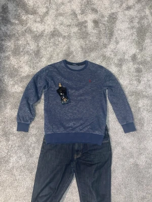 Ralph Lauren Tröja - Säljer en riktigt schysst Sweater ifrån Ralph Lauren i storlek small. Hör av dig vid frågor, brukar svara snabbt!