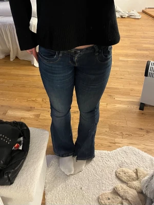 Lågmidjade jeans LTB - Ett par blåa jeans från LTB i storlek 27/32💕