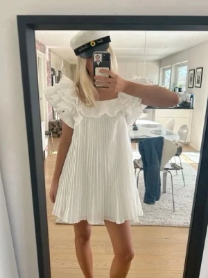 Vit plisserad klänning med volang - Superfin vit klänning med plisserat tyg och stora volangärmar👏🥰🥰🥰