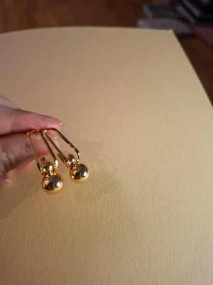 Guldiga örhängen med kulor - Fler fina accessoarer finns på min profil 💍  More exquisite accessories on my profile listings.