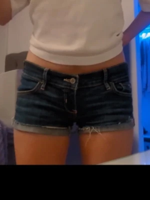 Hollister shorts - Snygga vintage jeansshorts från Hollister! I storlek w26