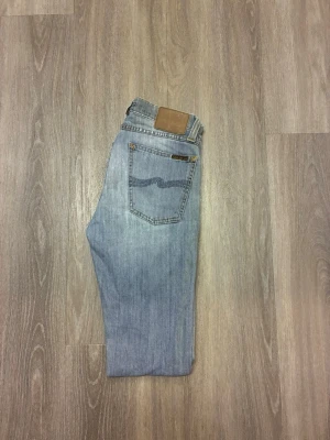 Nudie jeans- slim/skinny - Säljer dessa Nudie jeans i bra skick, några slitningar finns allt men personligen tycker jag att de är snyggare.  Storlek w27-L32