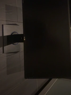 Asus 24” skärm 1920x1080  - Justerbar skärm både dra upp och ner samt vända upp och ner. Köpt för ny pris 1990kr, använt 2 år. Inget behov av skärm nå mer så säljer nu den.