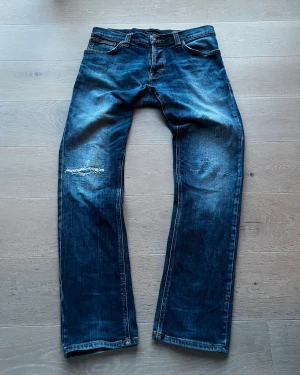 Nudie Jeans - Tjena! Säljer nu dessa Nudie Jeans. Storlek 33x32 - Skick 9/10 - Nypris på dessa är ca 1800 och mitt pris 599, (pris kan diskuteras vid snabb affär). Hör gärna av er vid minsta fundering/fråga. MVH JL STORE