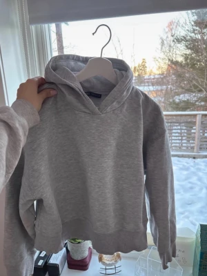 Zara hoodie - Förliten, men passar också s