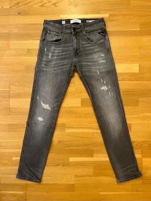 Replay anbass jeans - Snygga Replay anbass jeans väldigt eftertraktad modell i färg och slitningar. Riktigt schysst skick storlek 29/30
