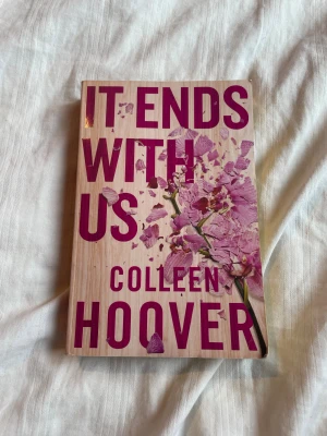 It Ends With Us av Colleen hoover - It ends with us av Colleen hoover boken är i helt okej skick haft den ett tag så sidorna blivit lite gula den är läst med så man ser att den är använd men säljer för bara 15 men man kan få it starts with us också för 40 asså båda för 40 skriv privat om nån är intresserad av båda för 40 men it starts with us är inbunden och är större 