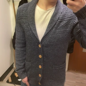 Blå stickad cardigan - Otroligt fet blå stickad cardigan från Pier one med fett mönster. Perfekt nu till kallare väder. Modellen är 180cm, 74kg. Priset kan såklart diskuteras!