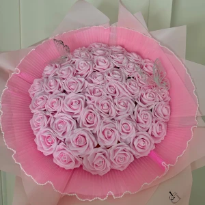 Evighetsrosor - Säljer den här jättestora vackra blombuketten med rosa evighets rosor som dessutom kommer med ett sidenband som man kan rulla ut där det står ”Will You Be My Valentine”. Perfekt till alla hjärtans dag som närmar sig eller så kan man välja att ta bort bandet och bara ge rosorna. Rosorna har ett glitterlager över också som glittrar jättefint i ljuset🩷