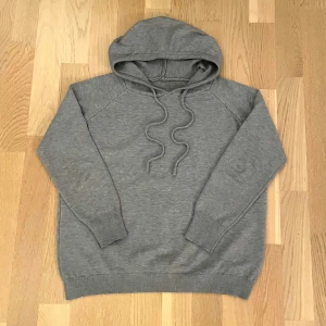 Grå Kashmir Hoodie - Säljer denna jätte snygga kashmir hoodien då den inte passade vid köp. Storlek XS men sitter som XXS alltså passar den om du är runt 155-165cm lång. Perfekt nu inför vintern ❄️👀🔥