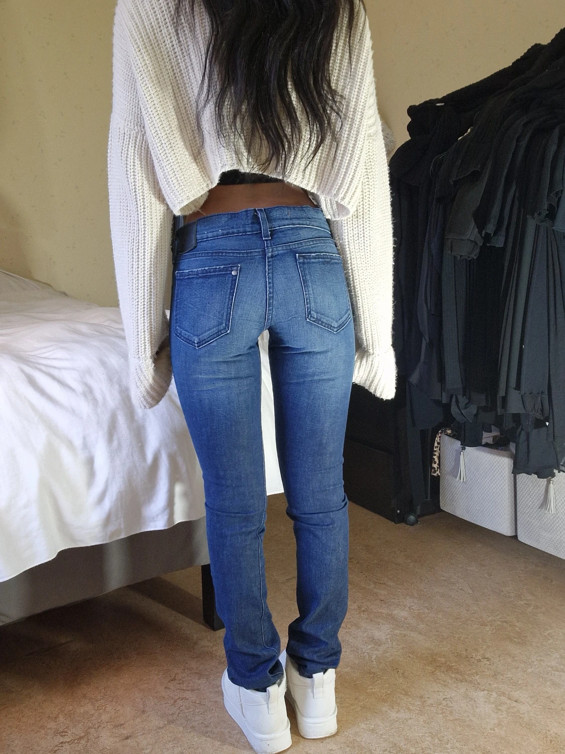 Mörkblå low rise jeans  - 1