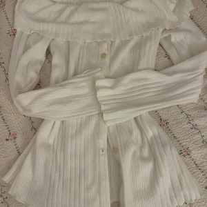 Vit offshoulder blus - Säljer denna gulliga off shoulder tröjan för 69kr + frakt! Den är rätt så lång, vilket skulle vara perfekt över en kjol eller shorts. Hör gärna av dig vid frågor och tryck ej på köp nu ^^ 