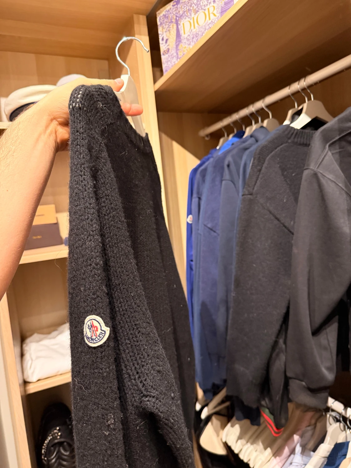 Svart stickad Moncler tröja med röd text - 1