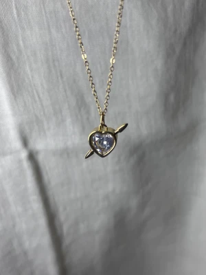 Gold Arrow Heart Necklace - 45 + 5 cm. Rostfritt
