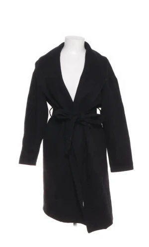 SVART LÅNGKAPPA H&M - JÄTTEFIN men små defekter som nopprar förekommer därav priset!
