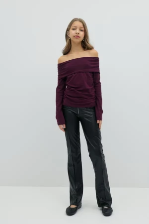 Svarta bootcut byxor i skinnimitation - Snygga svarta byxor i skinnimitation med bootcut-snitt och midwaist. Byxorna har dragkedja framtill och hällor för bälte. Perfekta för dig som vill ha en cool och trendig look med lite edge.