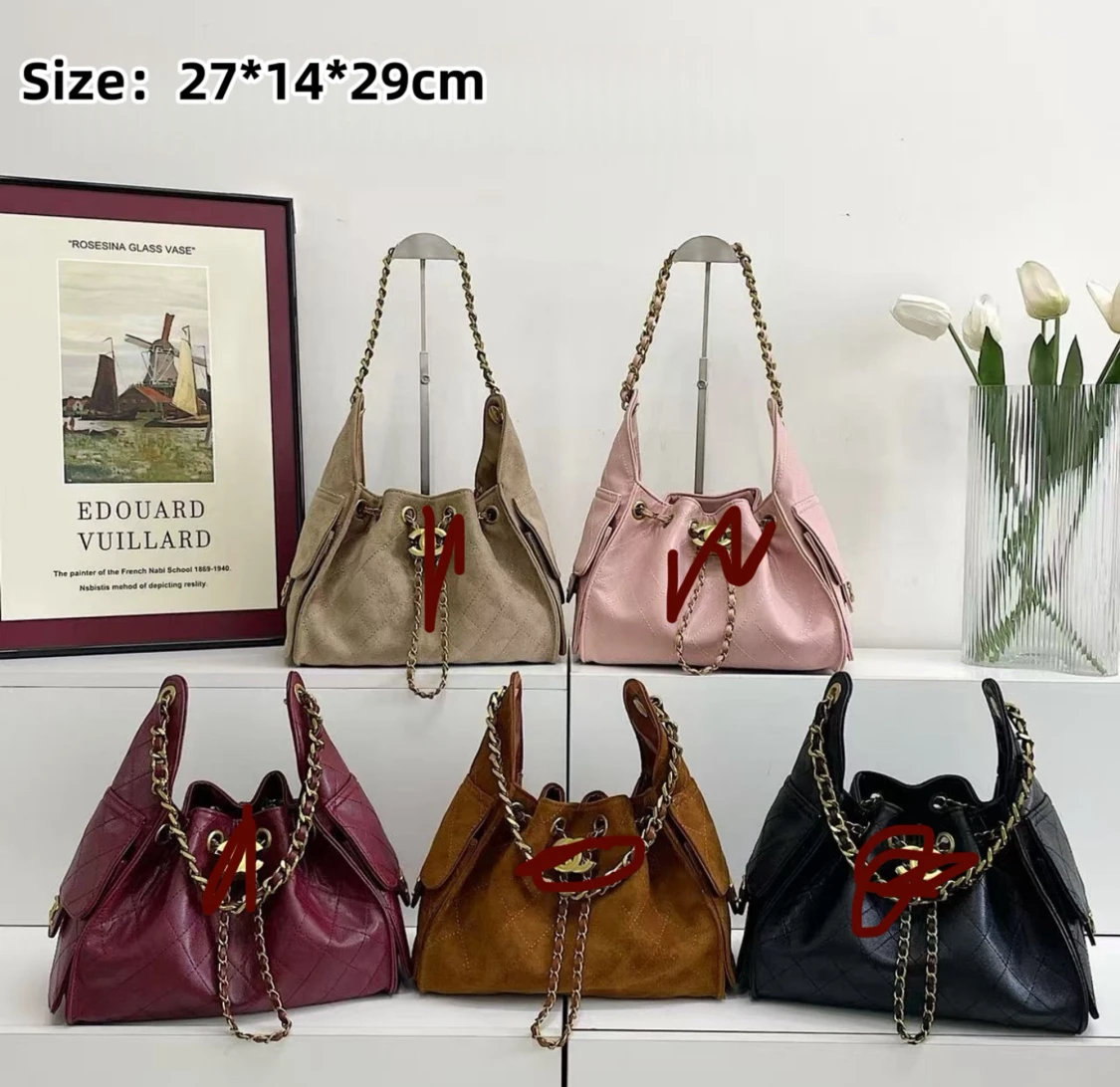 Kedjedetaljerad axelväska i olika färger