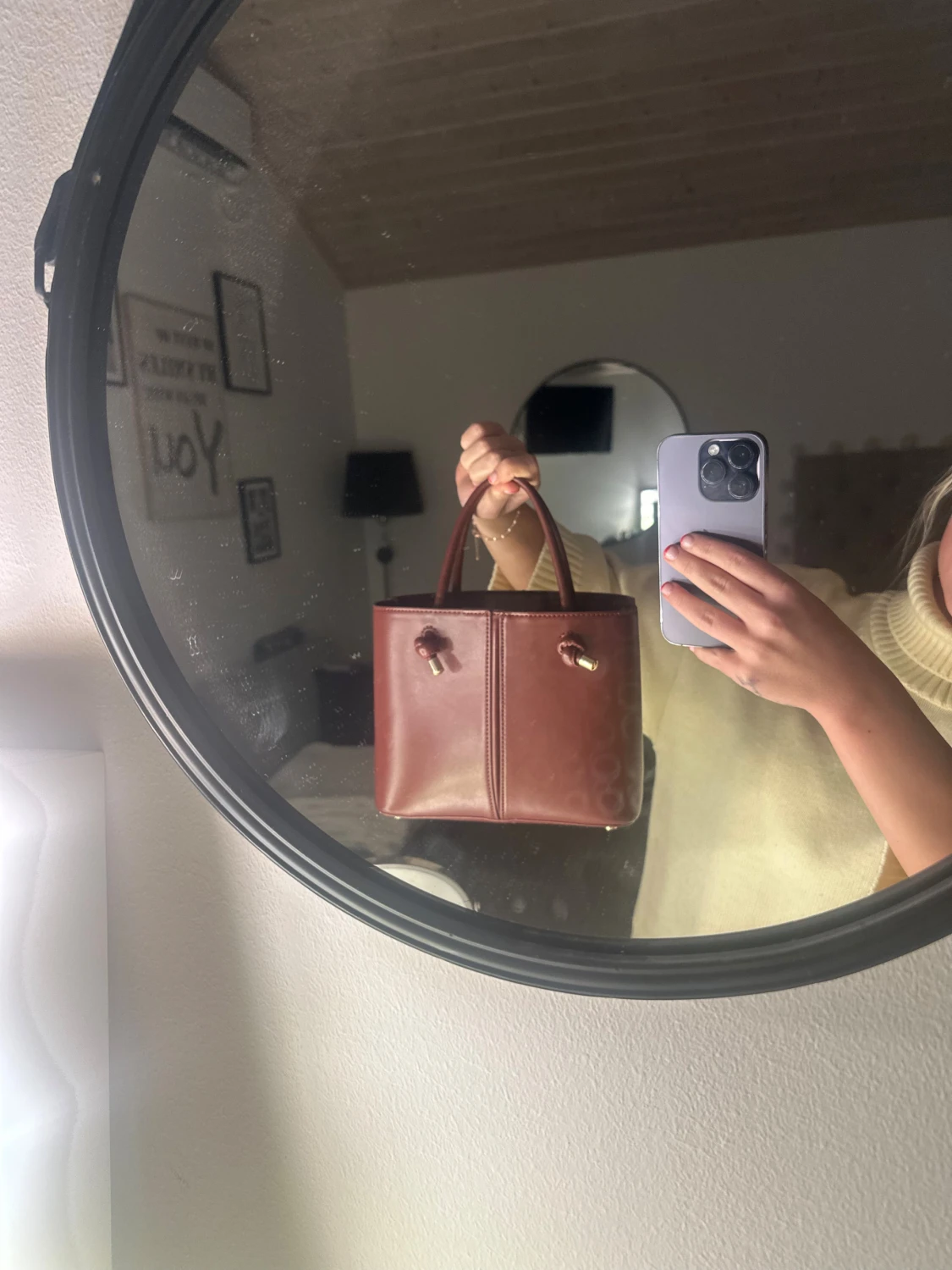 Vinröd handväska med gulddetaljer - 2