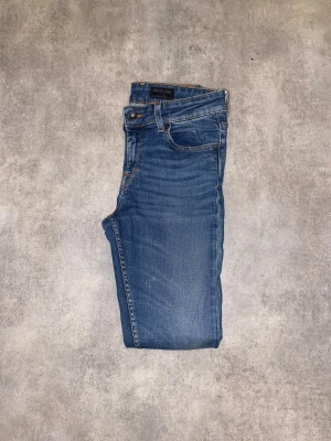Blå skinny jeans från tiger of Sweden  - Snygga blå skinny jeans från tiger of Sweden. Storlek W29.