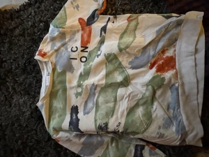 Färgstark sweatshirt från Name It - Cool sweatshirt från Name It med texten 'ICON' framtill. Tröjan har ett unikt mönster med breda penseldrag i grönt, blått, orange och grått på en vit bas. Ribbad mudd vid hals, ärmslut och nederkant. Perfekt för dig som gillar färg och statement-plagg.