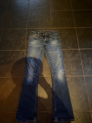 Nudie jeans - Säljer dessa sjukt feta nudie jeans med bootcut look och snygg fade. Riktigt bra skick! Skriv vid frågor eller funderingar! Pris går att diskutera vid snabb affär!