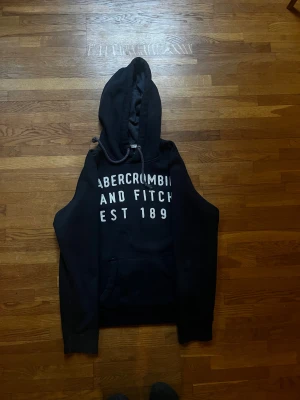 Svart hoodie Abercrombie & Fitch S - Tvärfet abercrombie & fitch hoodie i strl s, jättefint skick, bara att skriva dm vid minsta fundering😁