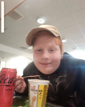 Beige keps med böjd skärm - Snygg beige keps med klassisk böjd skärm och justerbar baksida. Perfekt för en avslappnad streetstyle-look. Kepsen är enkel och stilren, passar till de flesta outfits och är tillverkad i ett mjukt material.