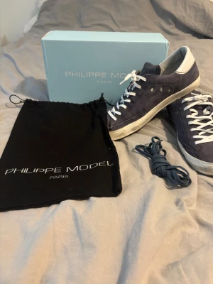 Philippe model - Ett par använda mörkblåa Philippe model skor som har använt på ett hållbart sätt. Skriv vid funderingar, pris kan diskuteras‼️‼️