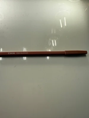 CAIA Pink Blossom läppenna - Läppenna från CAIA i färgen Pink Blossom, en mjuk rosa-nude ton. Använd endast på hand men gilla ej färgen. Nypris 195kr